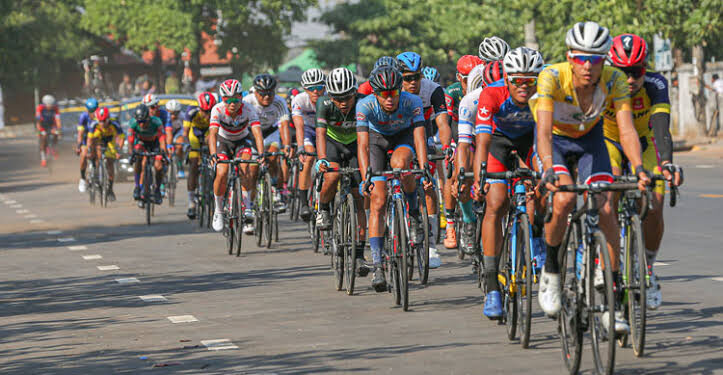 Pakistani students participate in Beijing central axis cycling tour