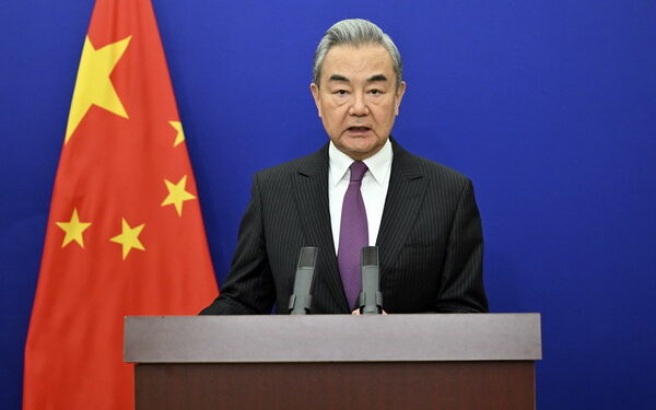 چینی وزیرِ خارجہ وانگ ای کا متحدہ عرب امارات کے نائب وزیرِاعظم و وزیرِ خارجہ سے رابطہ