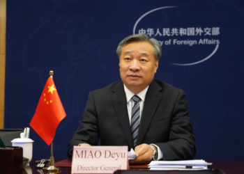 چین کے نائب وزیر خارجہ کا  ایران کے سفارت خانے میں  آیت اللہ علی خامنہ ای کے انتقال پر تعزیت کا اظہار