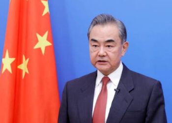 چینی وزیرِ خارجہ وانگ ای کا سعودی وزیرِ خارجہ سے رابطہ، جنگ بندی اور مذاکرات کی اپیل