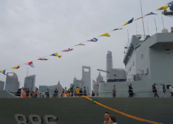 "دل سے فخر اور خوشی محسوس کی”: شنگھائی میں عوام کی پیپلز لبریشن آرمی نیوی کی 77ویں سالگرہ کے موقع پر اوپن شپ تقریبات میں شرکت