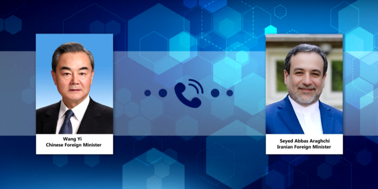 وانگ ای اور ایرانی وزیرِ خارجہ کی ٹیلیفونک گفتگو، امن مذاکرات کے فروغ پر زور